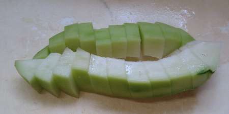 パパイヤ皮を剥いてカレー用に切った写真